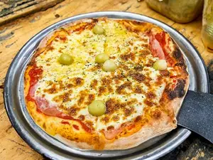Pizza de jamón grande