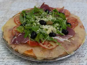 Chica Jamon Crudo y Rucula