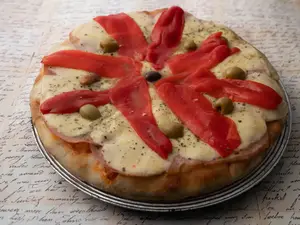 Muzzarella con Jamon y Morrones