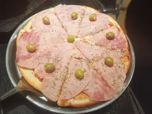 Pizza muzzarella con jamon grande