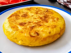 Tortilla de papa con cebolla