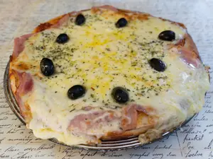 Chica Fugazzeta C Jamon