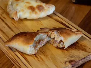 Empanada de jamón al roquefort