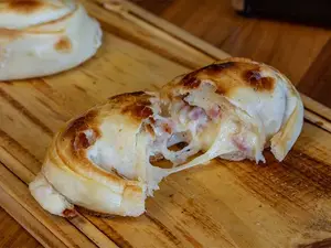 Empanada de jamón y queso