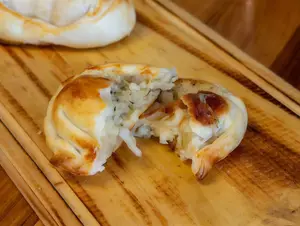 Empanada de queso y cebolla