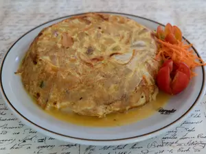 Tortilla de papa con cebolla