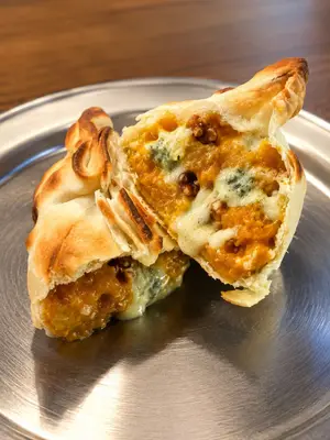 Empanada de cabutia y queso azul