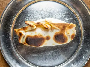 Empanada de cabutia y queso azul