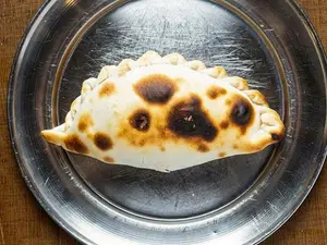 Empanada de carne cortada a cuchillo