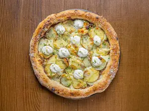 Pizza de papa y ajo negro