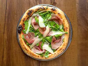Pizza jamón crudo y rúcula
