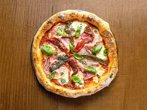 Pizza jamón y morrón