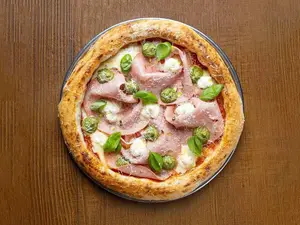 Pizza mortadela y pesto