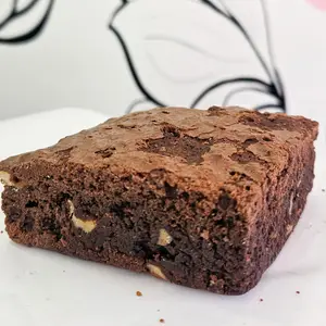 Porcion de brownie con nuez