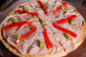 Pizza con jamón y morrón (8 p)