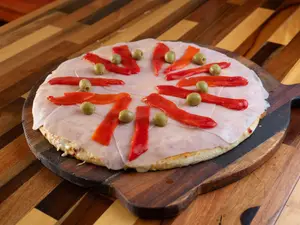 Pizza jamón y morrón (12 p)