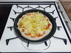 Pizza panceta y huefrito (8 p