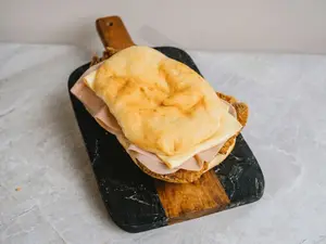 Sandwich de milanesa con jamon y queso