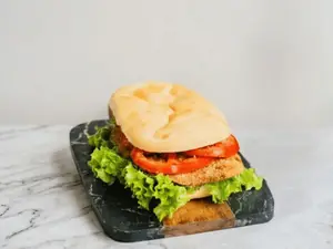 Sandwich de milanesa con lechuga y tomate