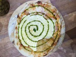 Muzza con pesto de albahaca