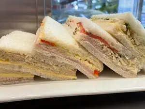 Sandwiches de jamón y palmitos