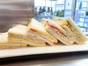 Sandwiches de queso y salame
