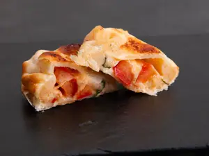 Empanada de queso y tomate