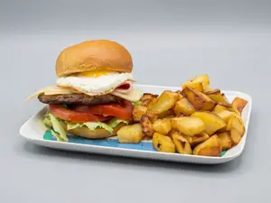 Hambur ,jamón ,queso y papas