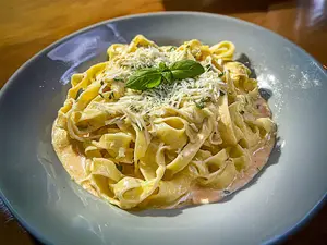 Fideos cintas anchas