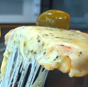 Pizza de muzzarella y jamón