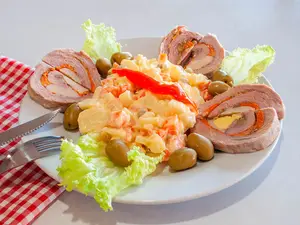 Matambre casero ensalada rusa