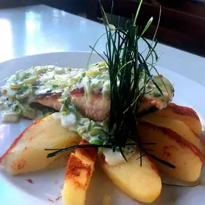 Salmón a la crema de puerro
