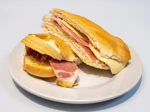 Sánduche jamón crudo y queso