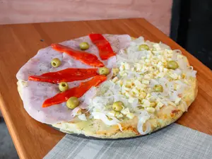 1/2 Fugazzeta 1/2 Jamón Y Morrones Barrilete