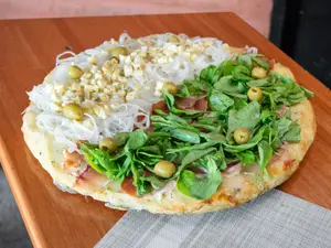 1/2 j. crudo y rúcula 1/2 fugazzeta barrilete
