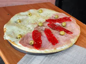 1/2 Muzzarella 1/2 Jamón Y Morrones Barrilete