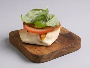 Canas. muzza, tomate, albahaca