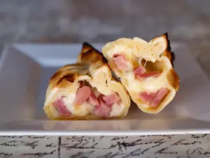 Empanada de Jamón y Queso