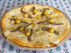 Muzzarella con anchoas grande