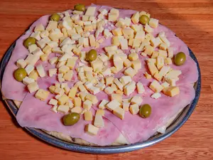 Pizza jamón y provolone grande