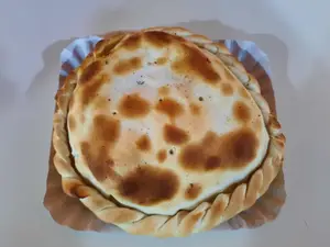 Tarta muzza, tomate y albahaca