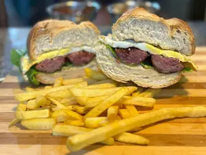 Choripan huevo frito + papas