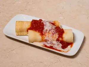 Canelo de ricota, moza y jamón