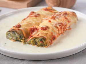 Canelon de pollo, jamón y verd