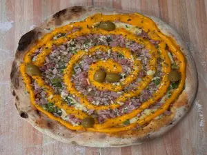 Pizza cheddar, panceta y verdeo