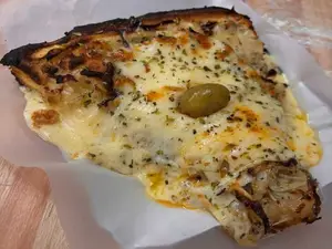 Pizza fugazzeta porción