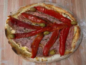 Pizza jamón y morrón