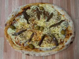 Pizza mozzarella con anchoas