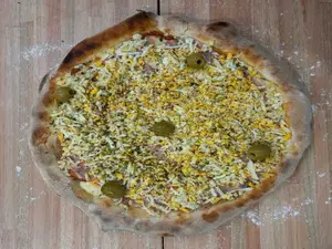 Pizza mozzarella con jamón y huevo