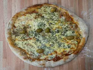Pizza mozzarella con roquefort